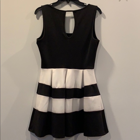 Black and white skater dress - Picture 5 of 6